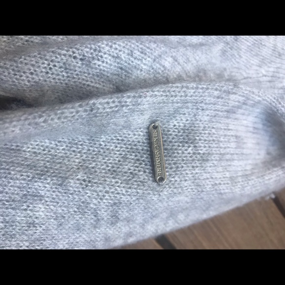 SILK & CASHMERE Light Grey Button Up V-Neck Top - Picture 4 of 5